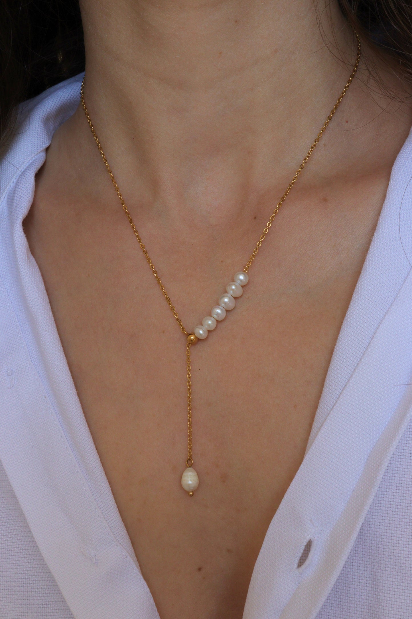 Bliss collier Y perles d'eau douce porté