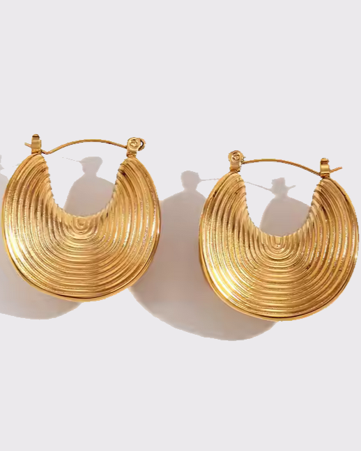 photo des boucles d'oreilles ethniques doré à l'or 750/1000ème (18 carats) sur fond gris clair