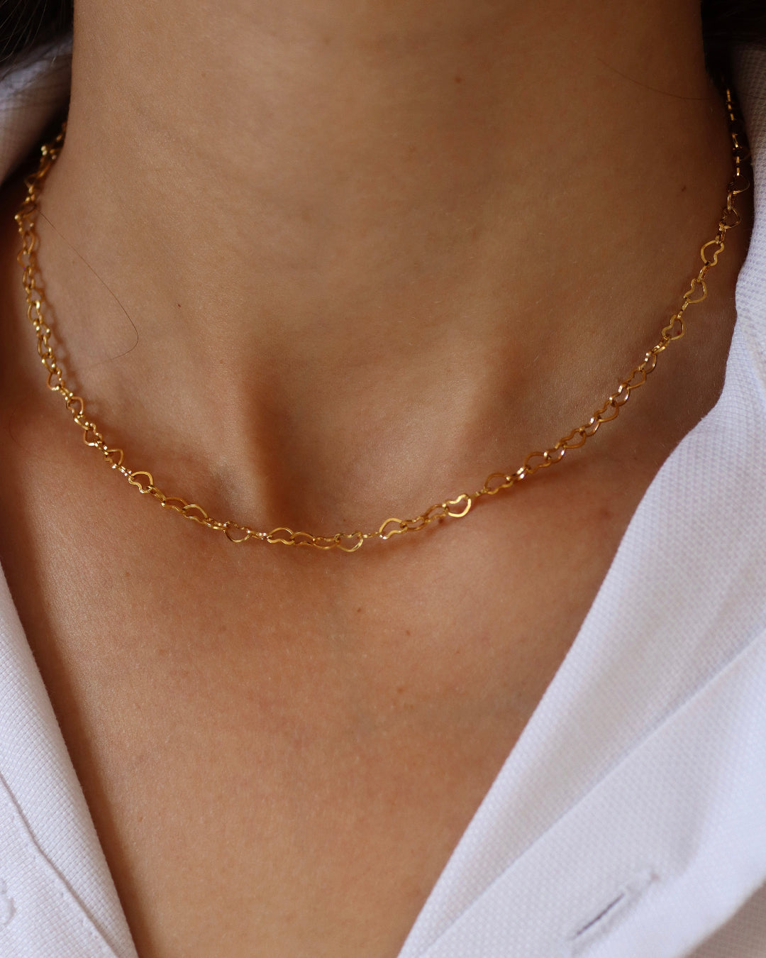 Charisme - collier chaine de cœurs porté