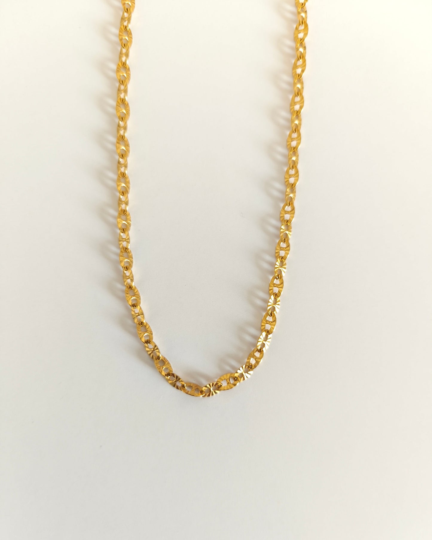 Collier énergie grain de café soleil doré présentation