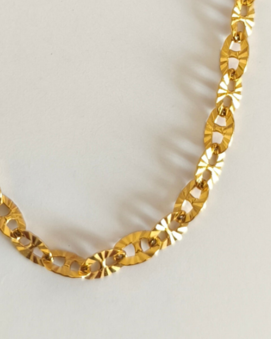 Collier énergie grain de café soleil doré zoom maille