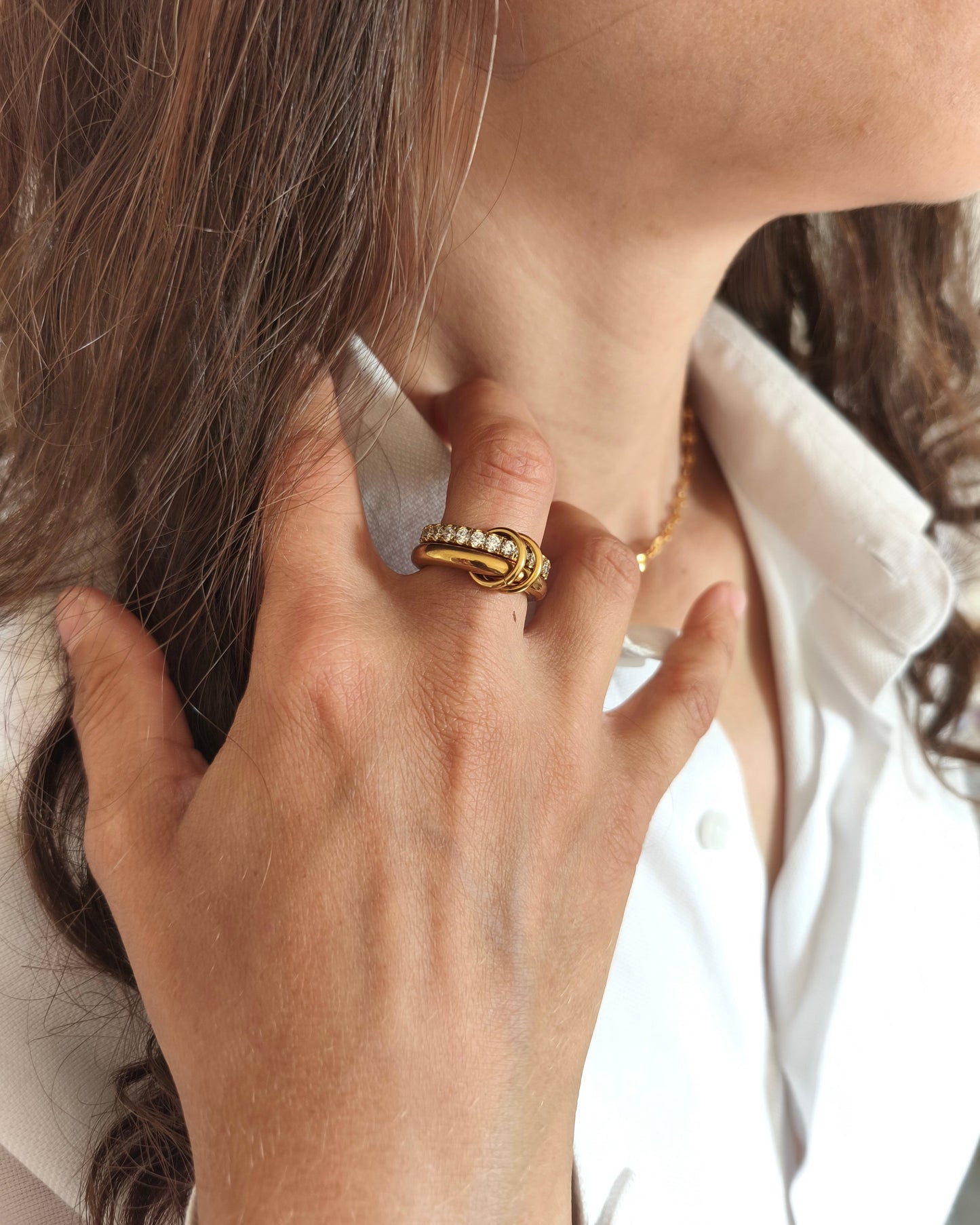 Dignité bague double anneau et zirconium portée 1