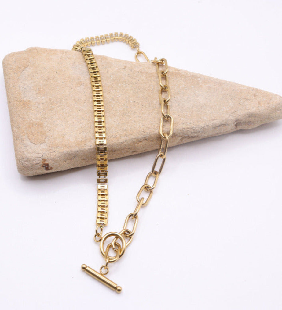 Photo du collier tennis et trombone vue de dessous sur pierre