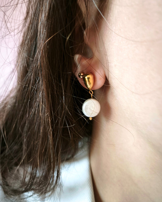 Règne - boucles d'oreilles pendantes perle d'eau douce portées