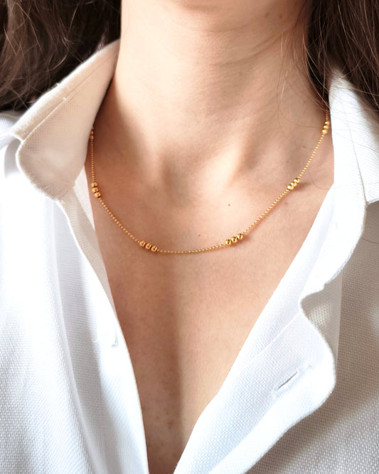 Ruisseau - collier à billes porté