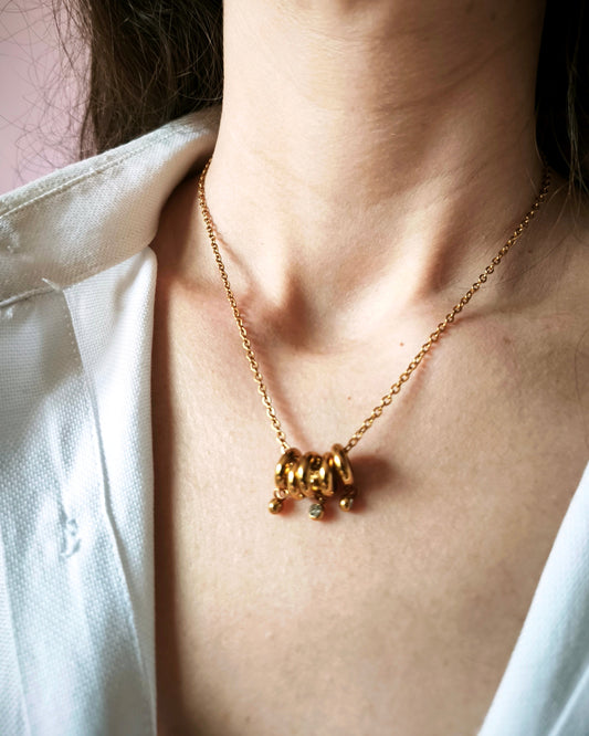 Talissement - collier pendentif 4 anneaux porté