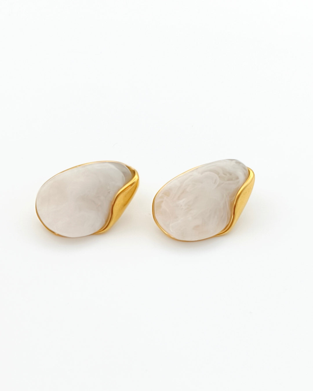Conquête - boucles d'oreilles gouttes blanches présentation