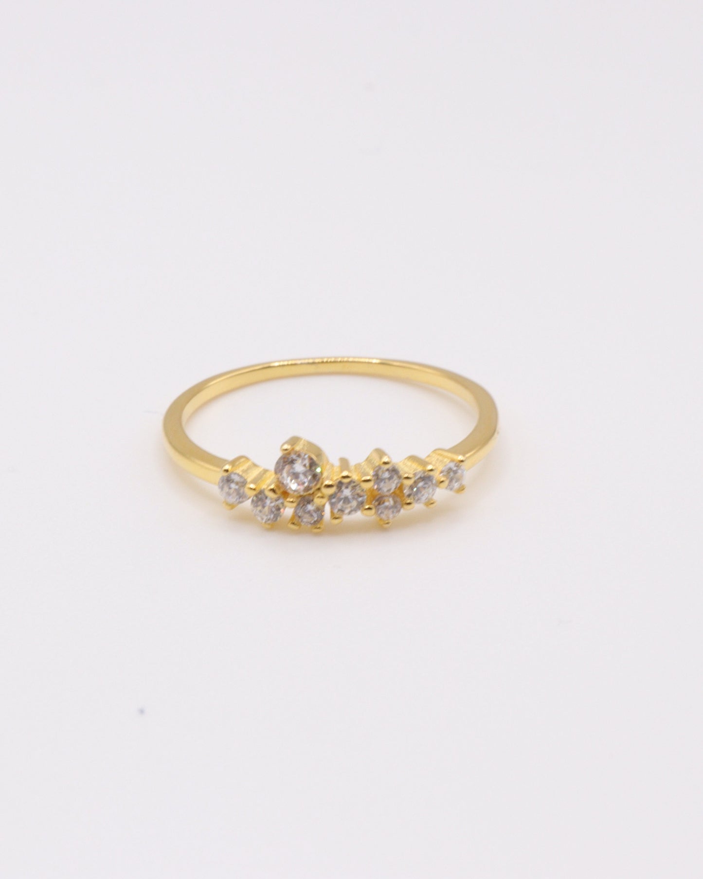 photo de la bague nuage en doré à l'or 750/1000ème (18 carats) sur fond gris clair