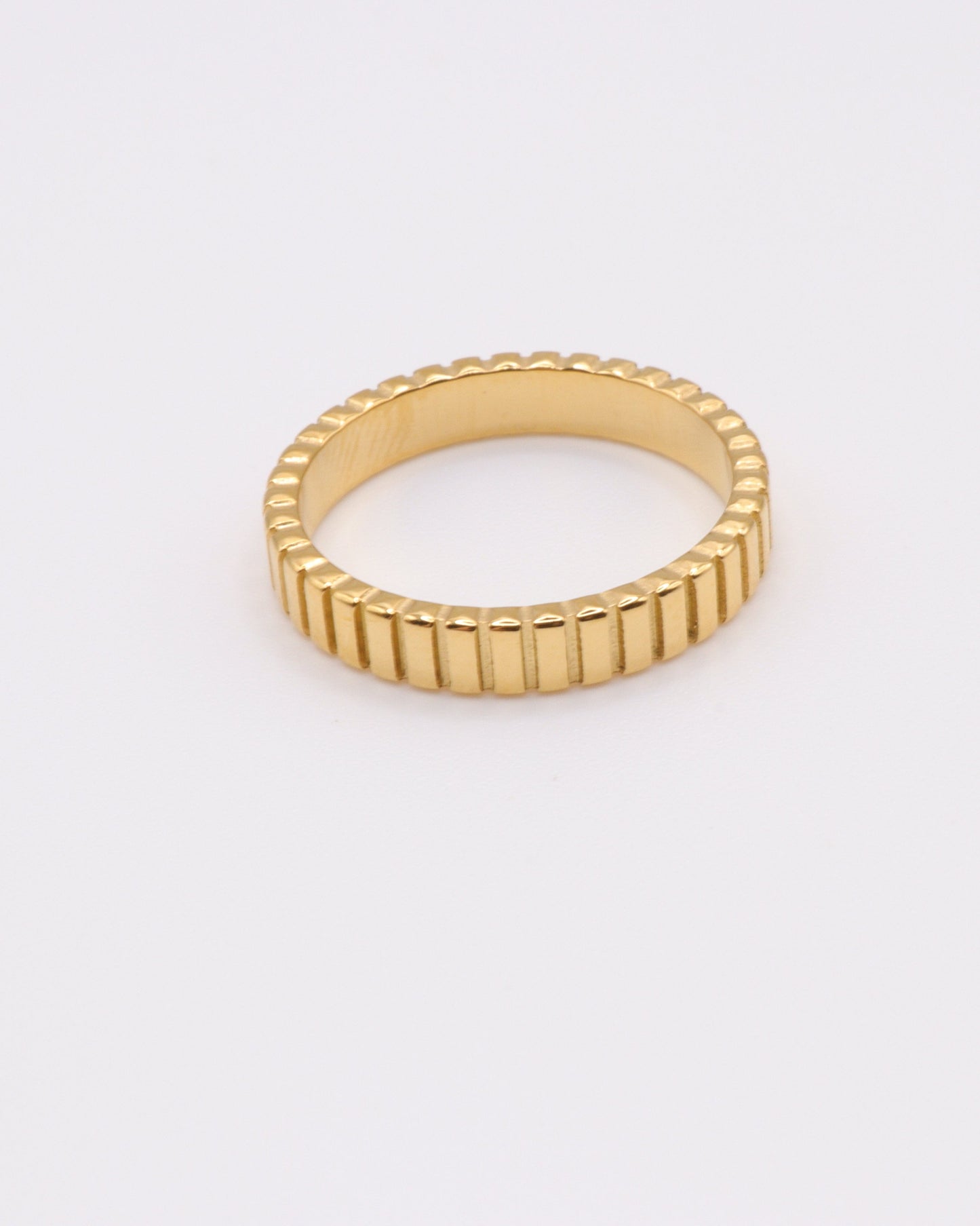 photo Bague strillée fond gris clair