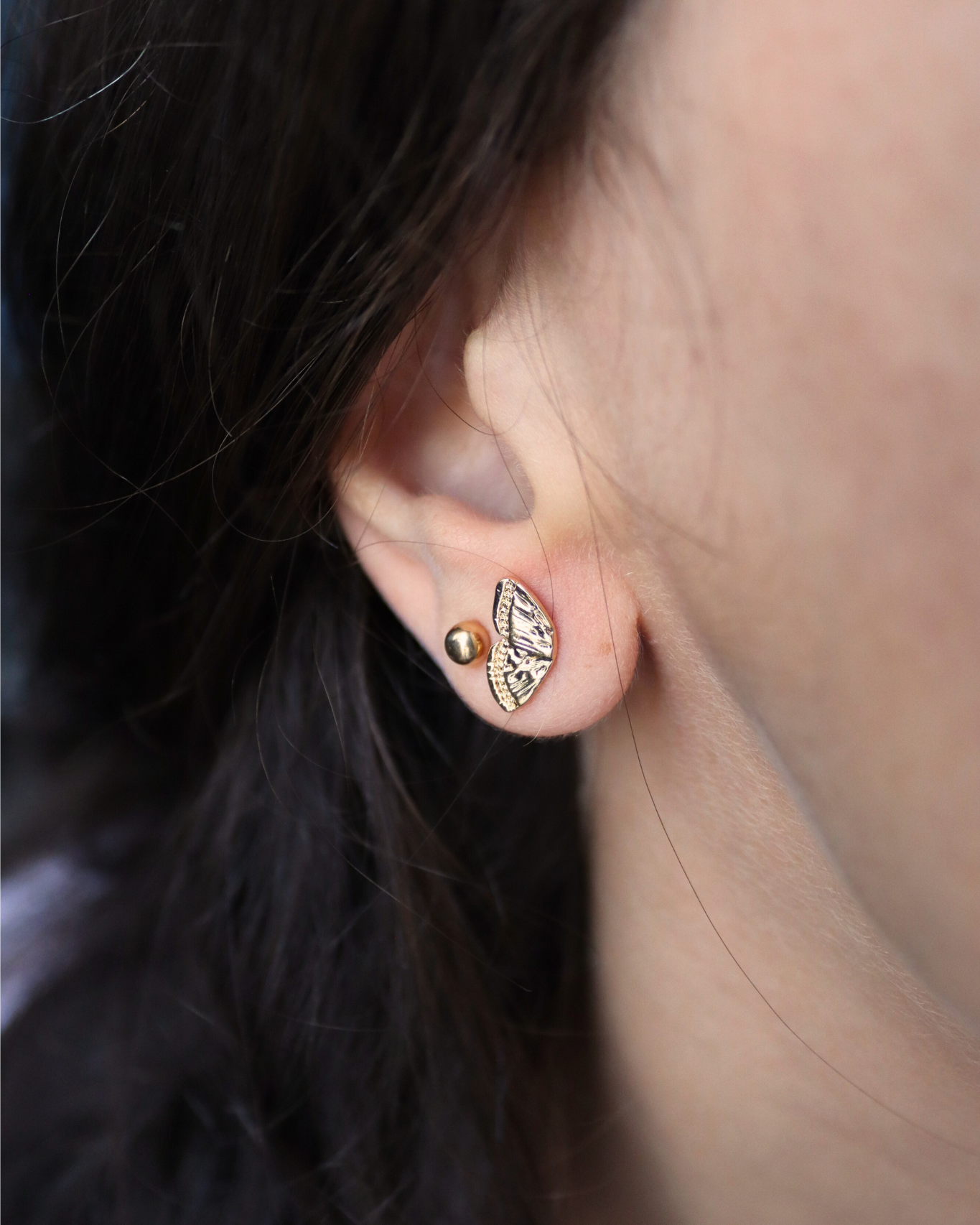 Photo des boucles d'oreilles papillons portés