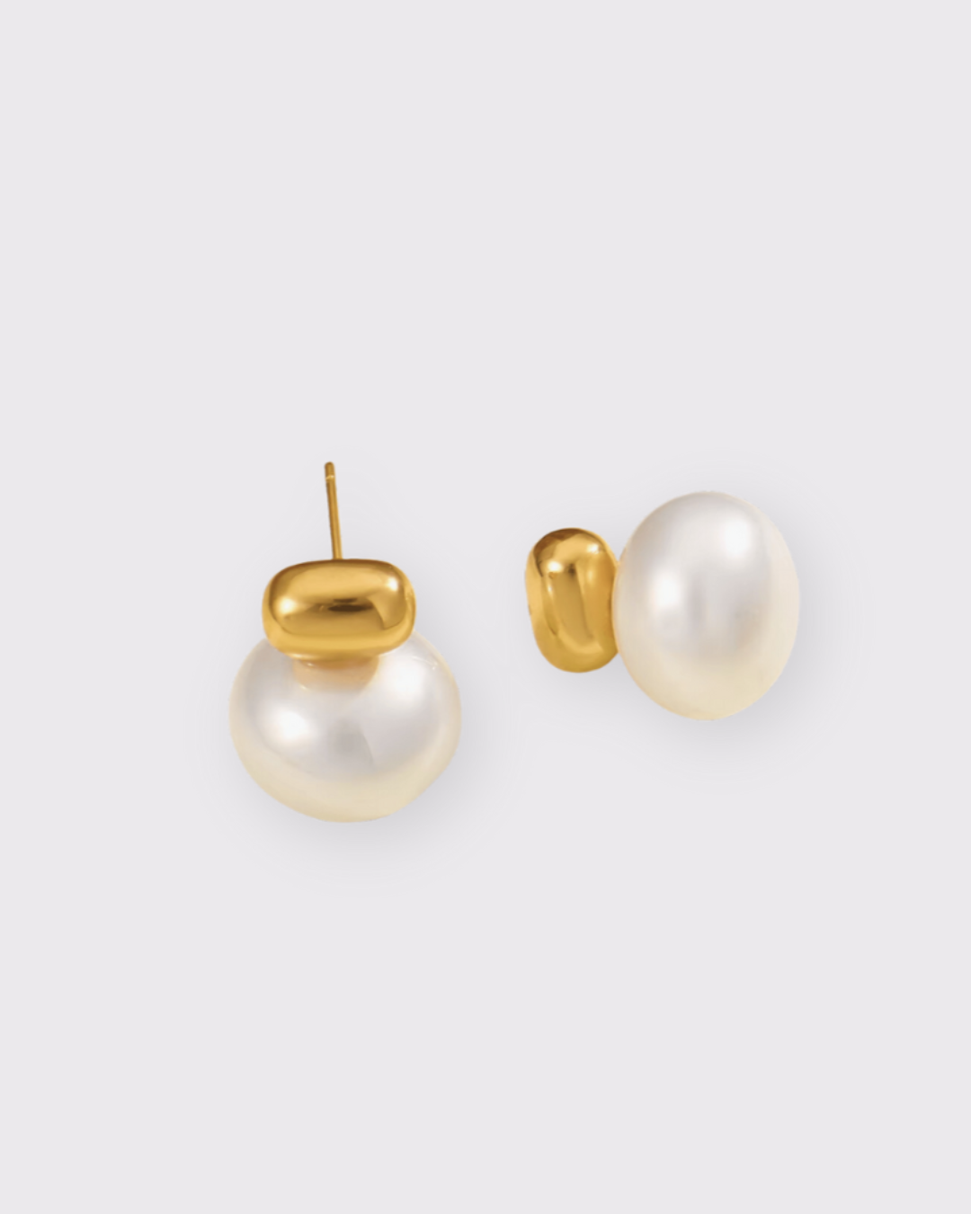 photo boucles d'oreilles clou perle en doré à l'or 750/1000ème (18 carats) sur fond gris clair