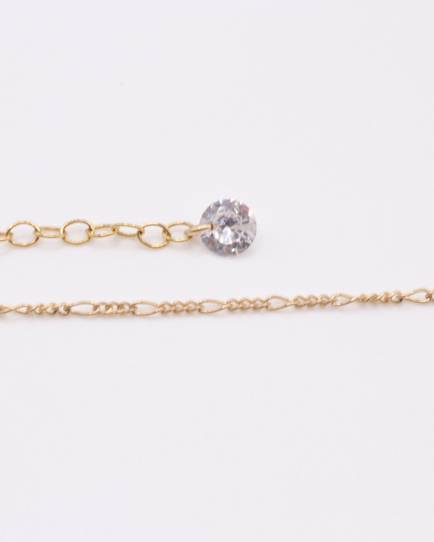 Photo du bracelet figaro et zirconium zoom sur le zirconium