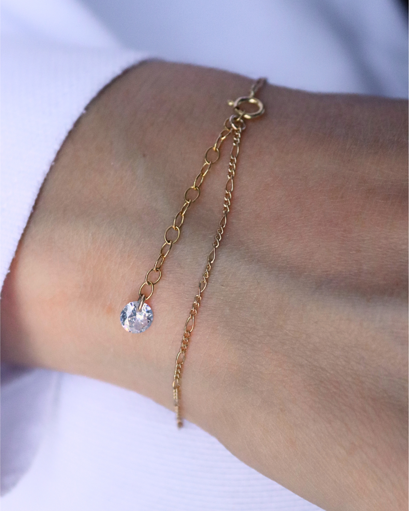 photo du bracelet figaro et zirconium doré porté