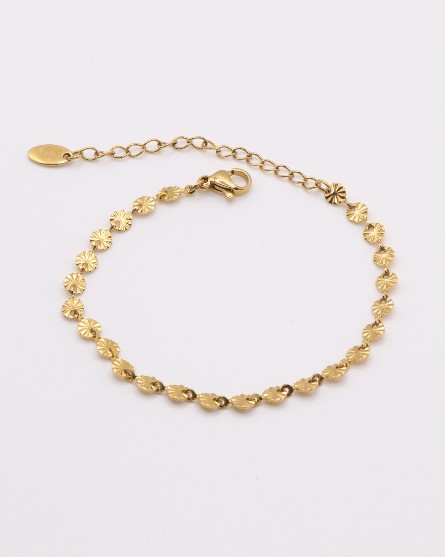 Photo du bracelet rond à maille soleil en acier inoxydable doré à l'or 750/1000ème (18 carats) sur fond blanc