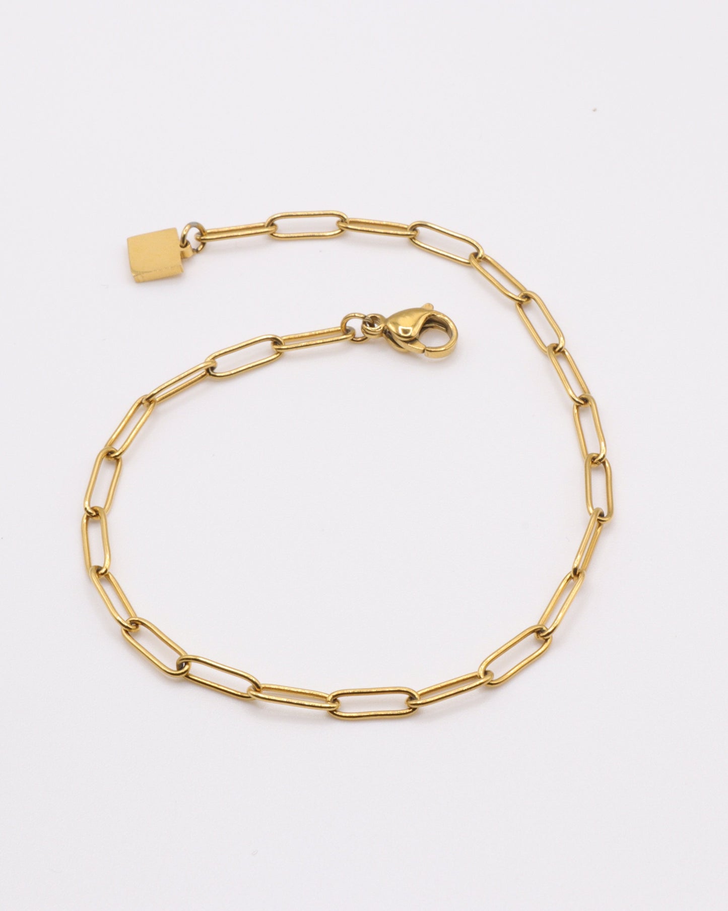 Photo du bracelet trombone en acier inoxydable doré à l'or 750/1000ème (18 carats) sur fond gris clair