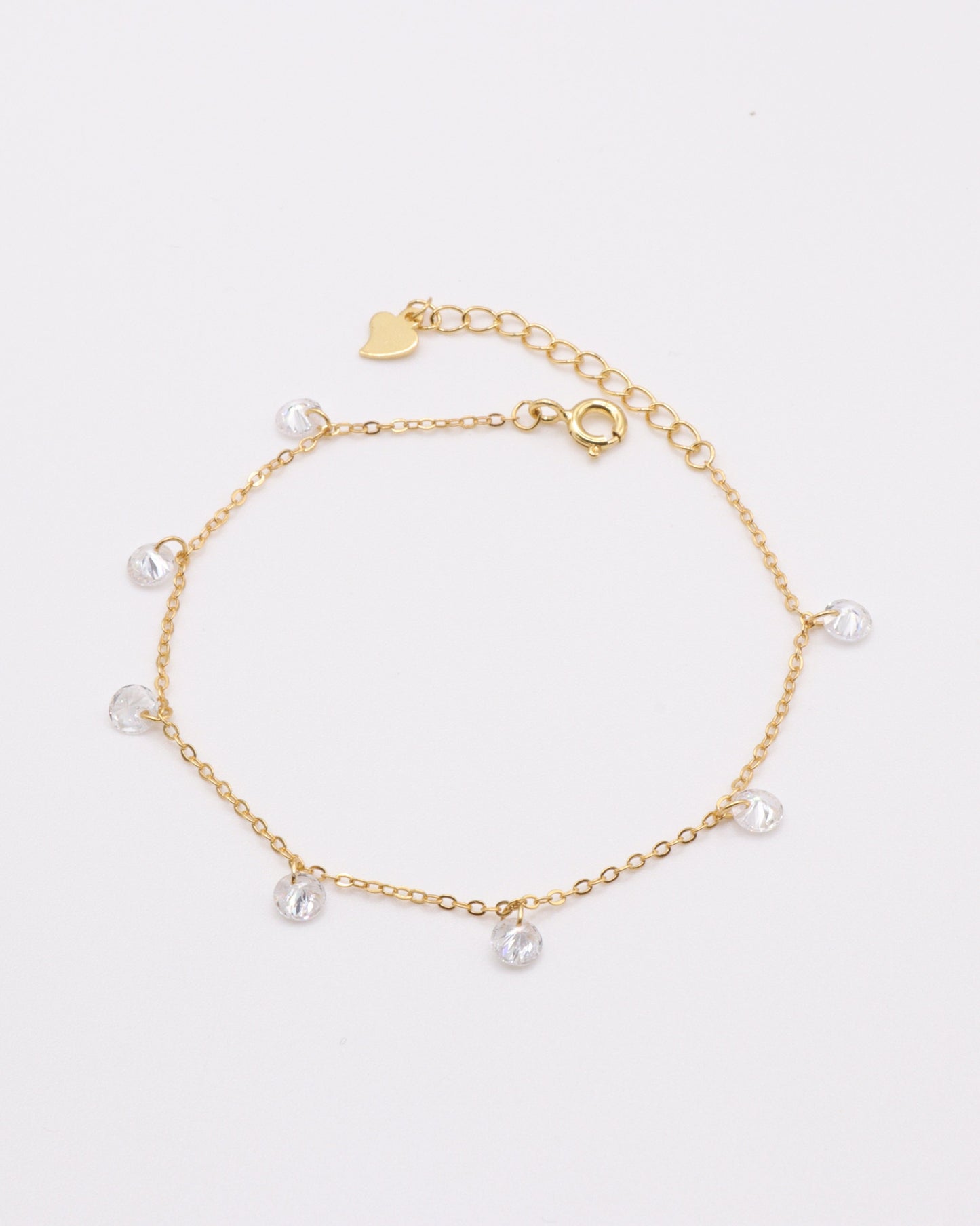 photo bracelet zirconium doré fond gris clair