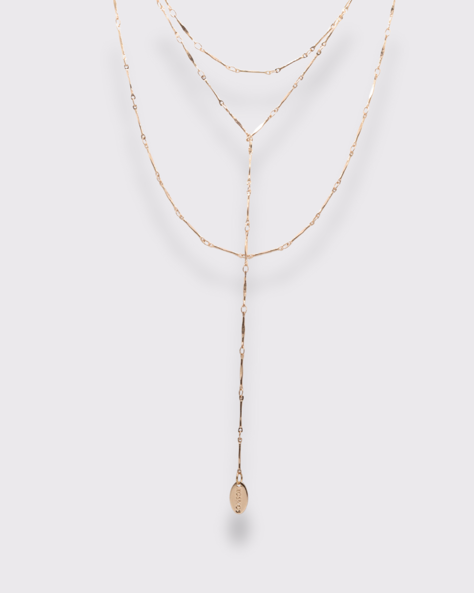 Photo du collier ras du cou triple mailles pépites longues en acier inoxydable doré à l'or 750/1000ème (18 carats) sur fond gris clair