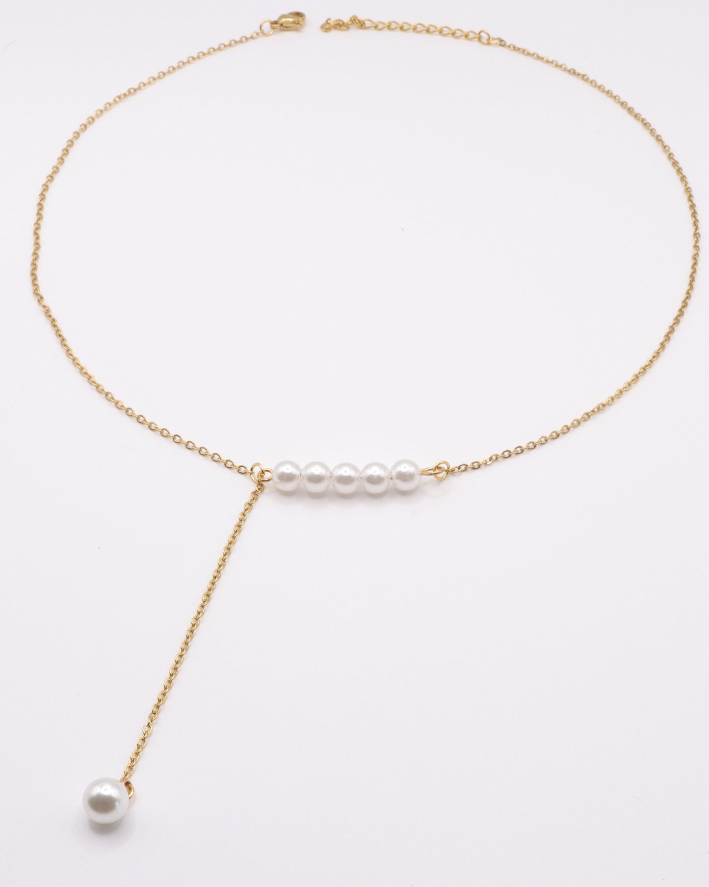 photo collier y perles doré fond gris