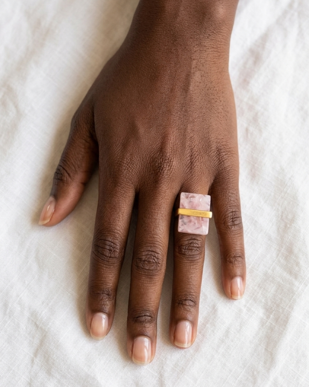 royale - bague portée peau foncée