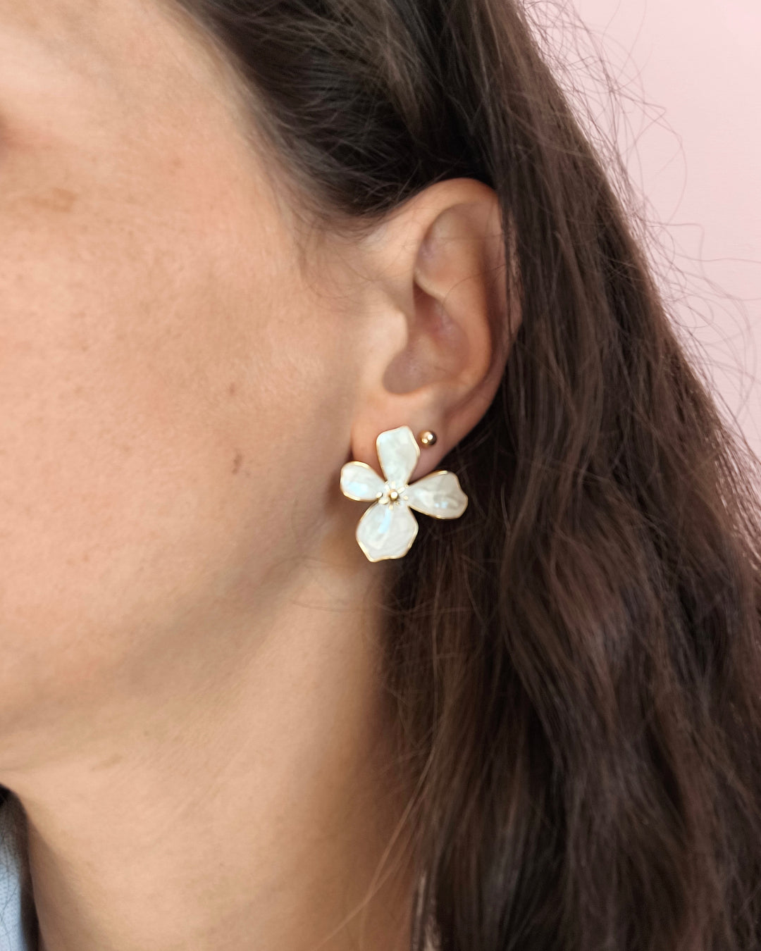 Beauty - boucles d'oreilles fleur blanche portées