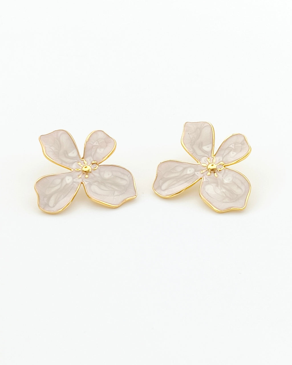 Beauty - boucles d'oreilles fleur blanche présentation