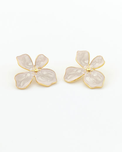 Beauty - boucles d'oreilles fleur blanche présentation