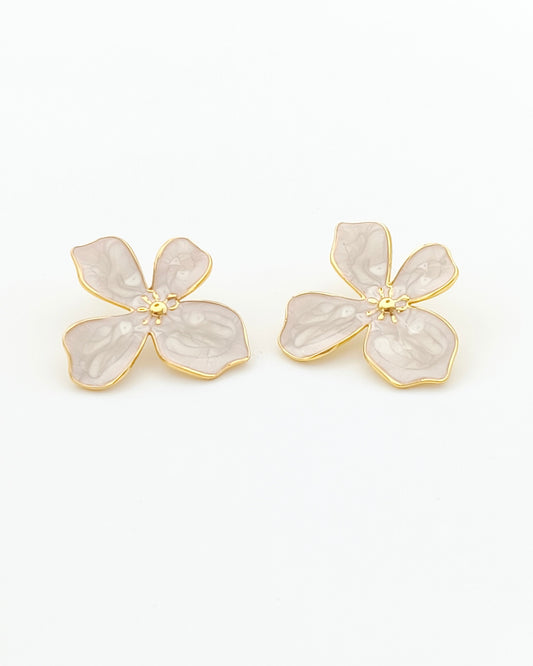 Beauty - boucles d'oreilles fleur blanche présentation