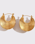 photo des boucles d'oreilles ethniques doré à l'or 750/1000ème (18 carats) sur fond gris clair