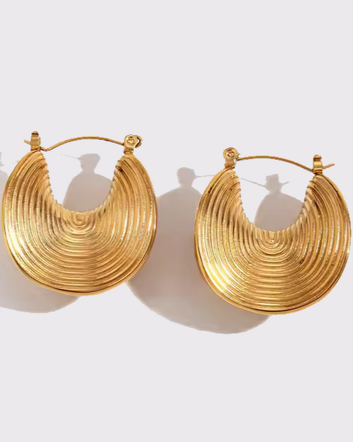 photo des boucles d'oreilles ethniques doré à l'or 750/1000ème (18 carats) sur fond gris clair