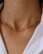 Charisme - collier chaine de cœurs porté