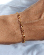 Charme - bracelet chaine de cœurs porté doré