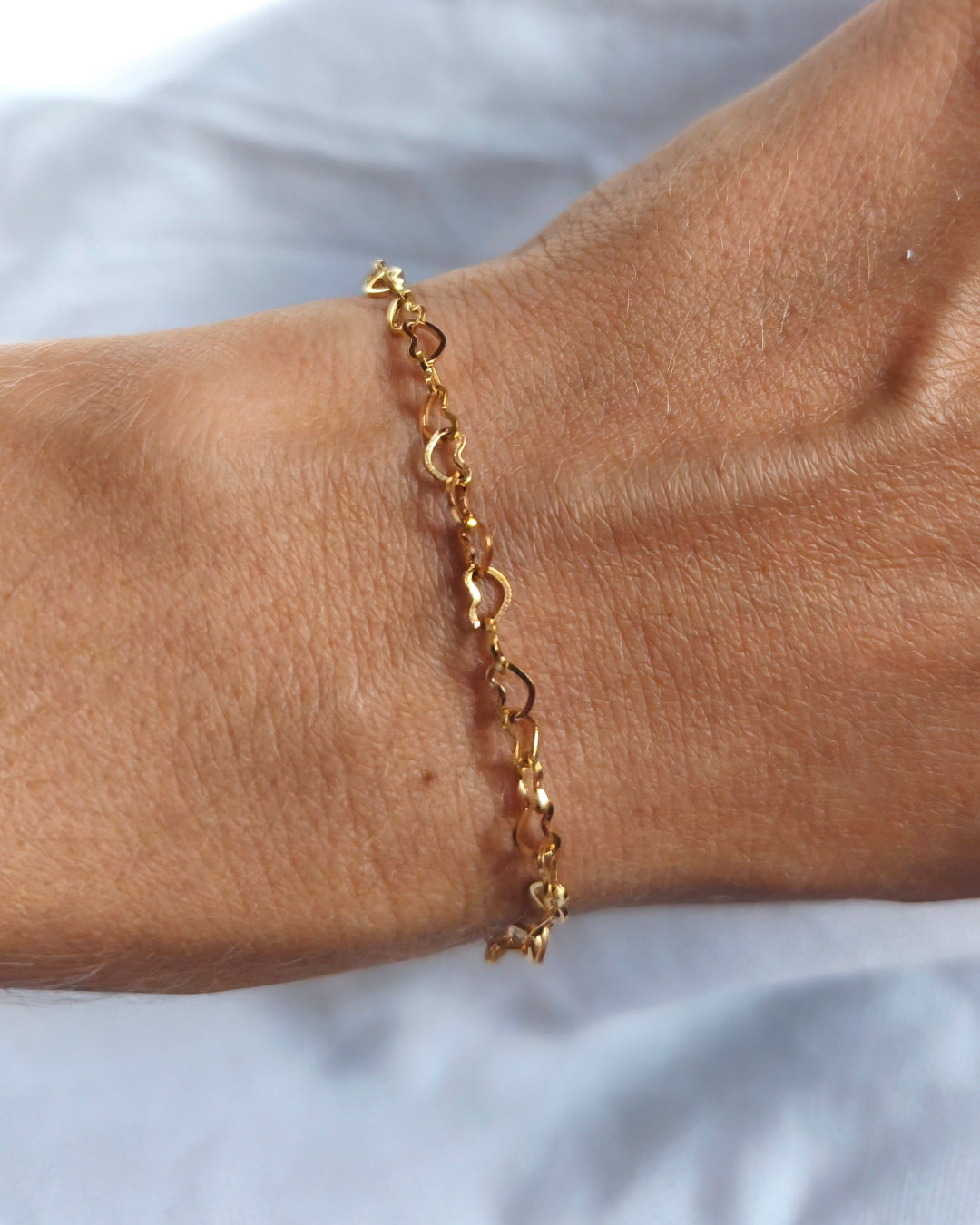 Charme - bracelet chaine de cœurs porté doré