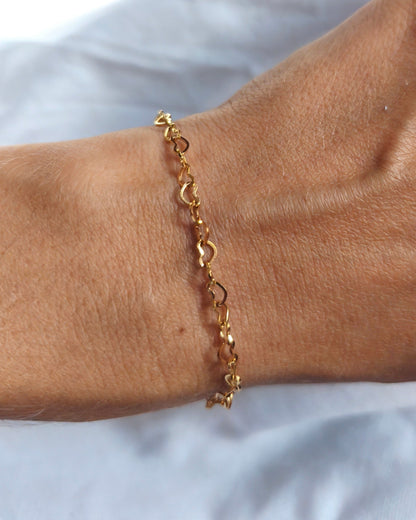 Charme - bracelet chaine de cœurs porté doré