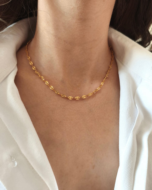 Collier énergie grain de café soleil doré porté 