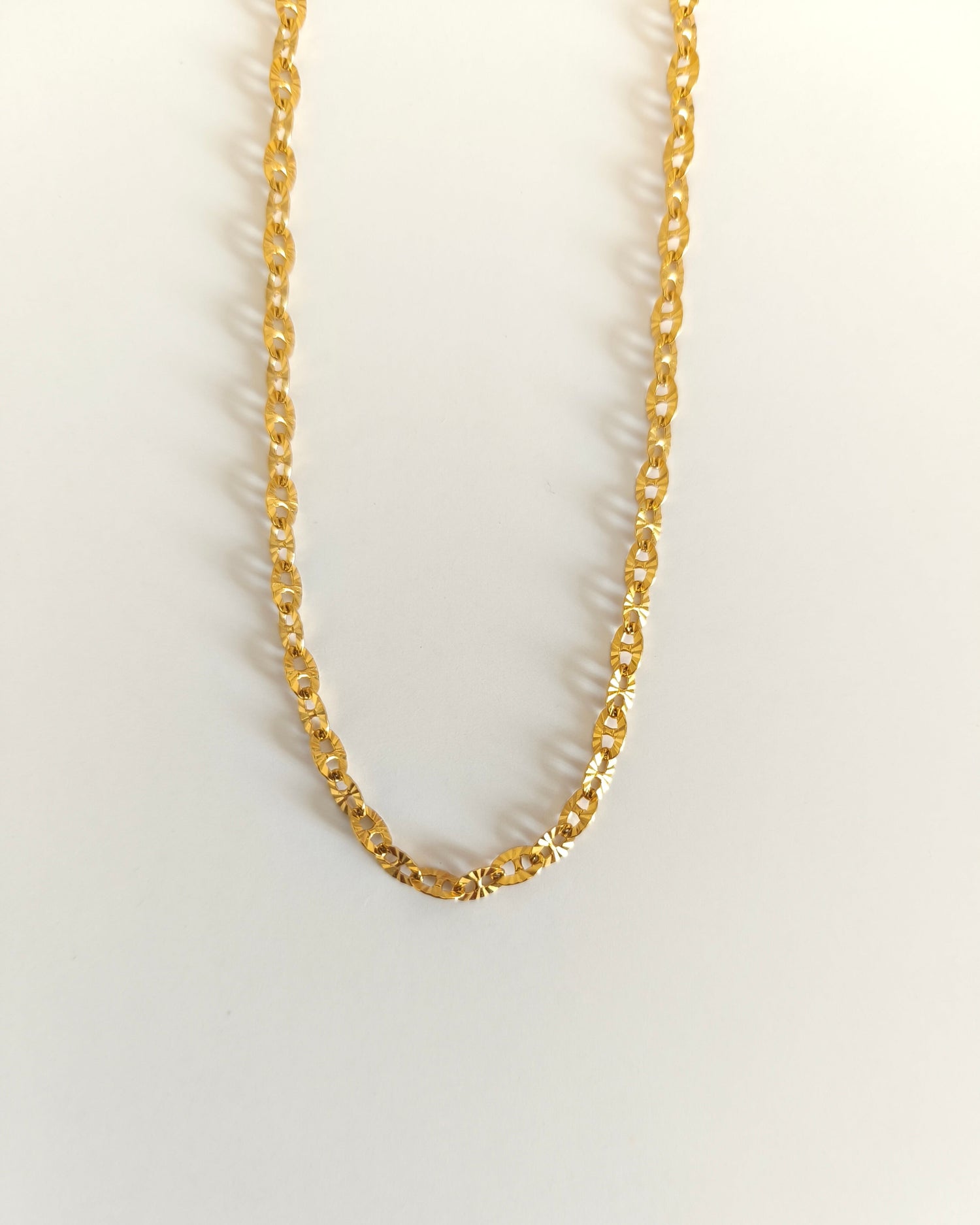 Collier énergie grain de café soleil doré présentation 