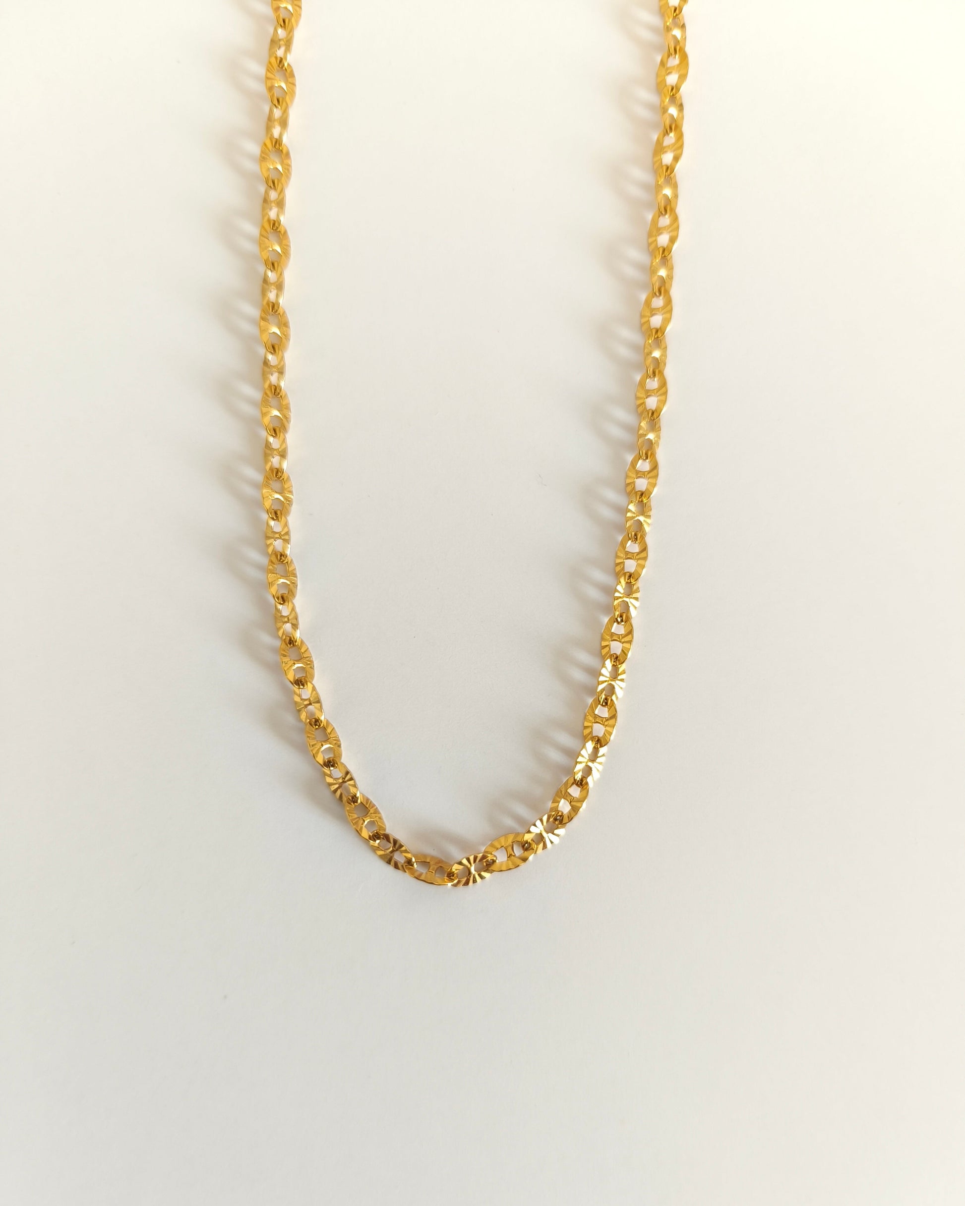 Collier énergie grain de café soleil doré présentation 