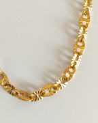 Collier énergie grain de café soleil doré zoom maille