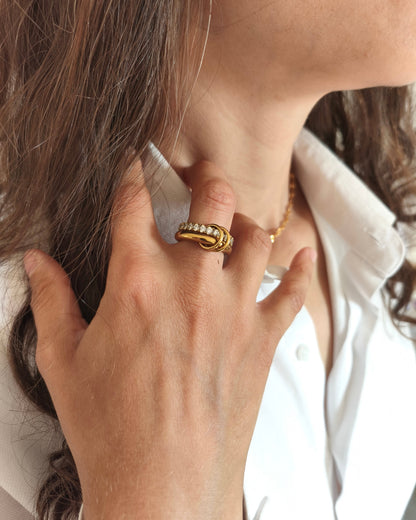 Dignité  bague double anneau et zirconium portée 1