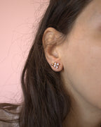 Etoile - boucles d'oreilles bouton fleur zircon portées