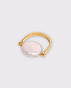 Photo de la bague Euphorie, bague doré avec une grosse perle d'eau douce. 