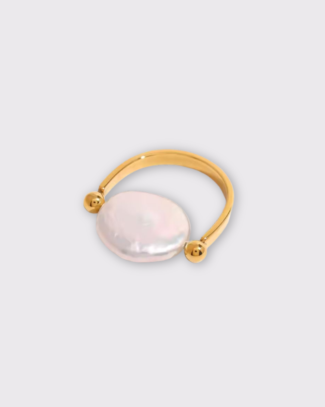 Photo de la bague Euphorie, bague doré avec une grosse perle d'eau douce. 