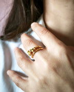 Faith - bague fleur portée
