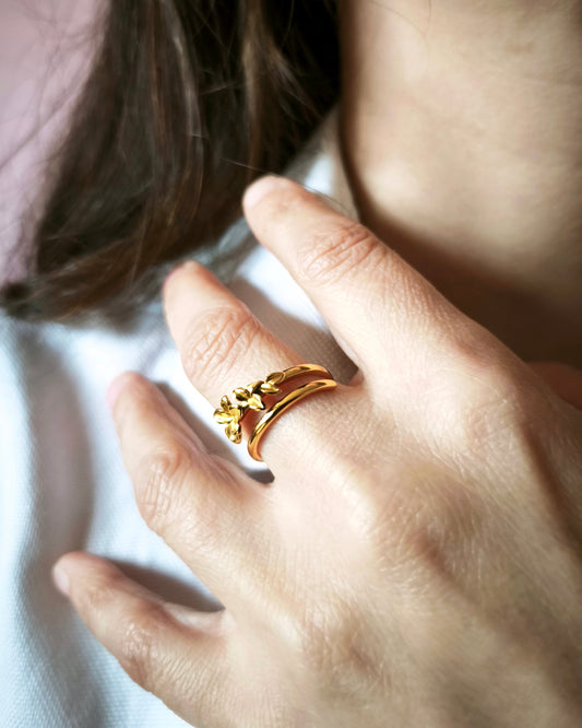 Faith - bague fleur portée