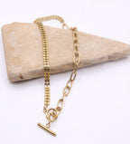 Photo du collier tennis et trombone vue de dessous sur pierre