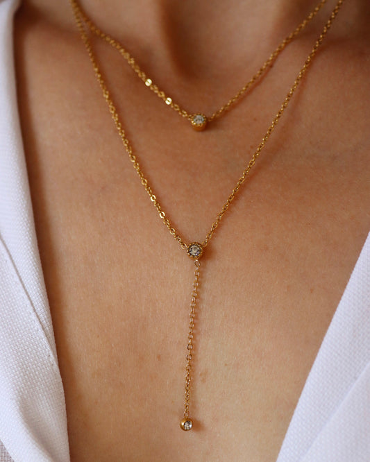 Infinity - collier Y double zirconiums porté doré 