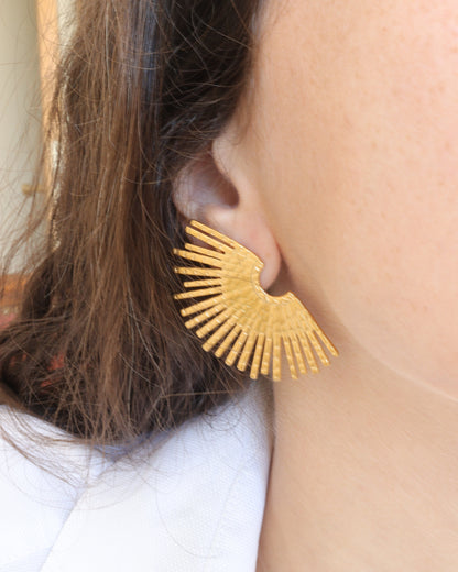 Phoenix boucles d'oreilles en acier inoxydable doré à l'or 750/1000ème (18 carats) portées.