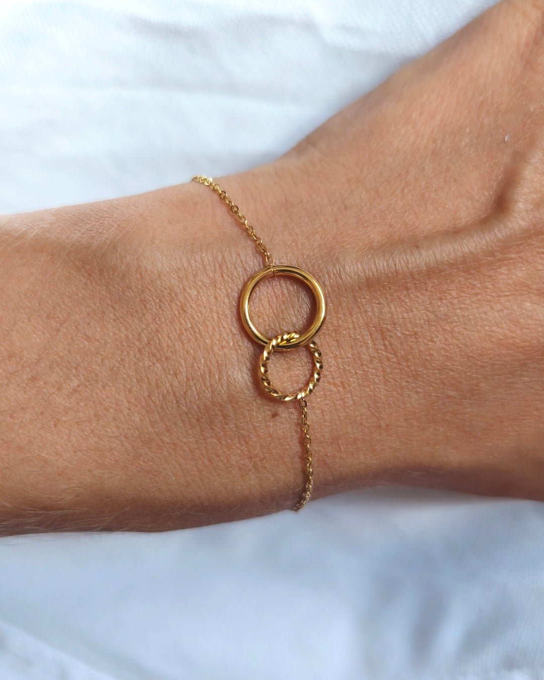 Pouvoir - bracelet anneaux entrelaces porté doré