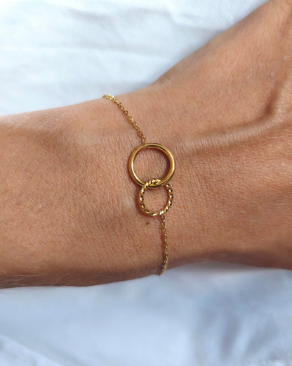 Pouvoir - bracelet anneaux entrelaces porté doré