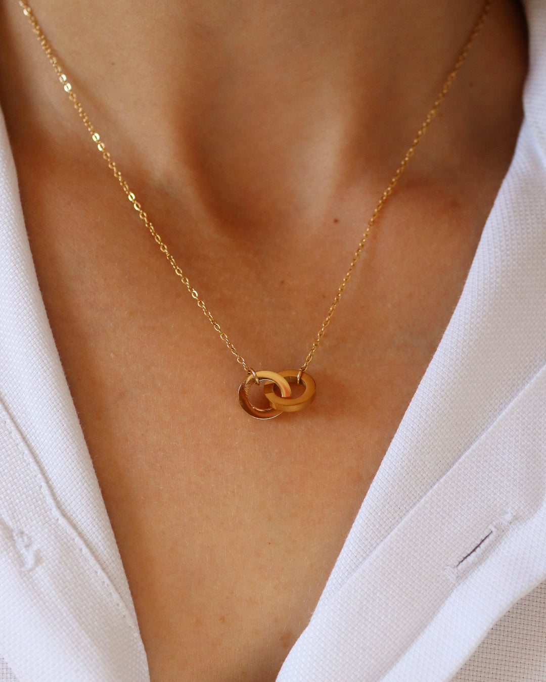 Puissance - collier anneaux entrelaces porté