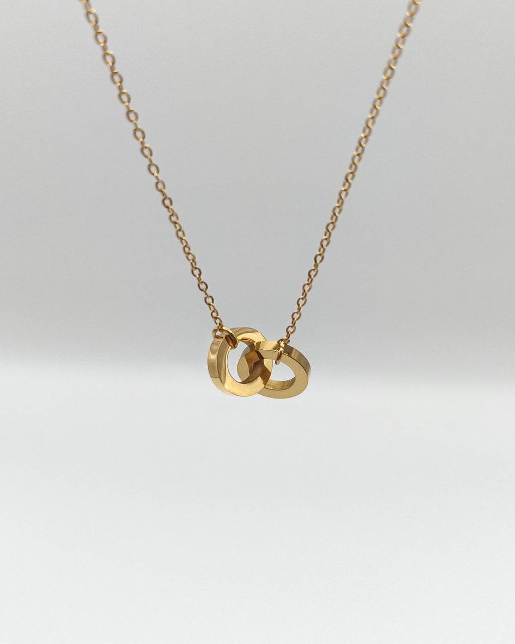 Puissance - collier anneaux entrelaces presentation 